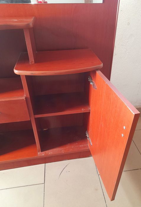 Aparador com espelho grande