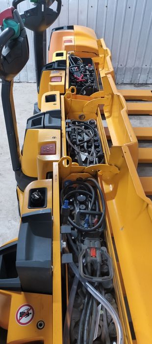 електричний візок Jungheinrich EJE 116 та  toyota  BT 160