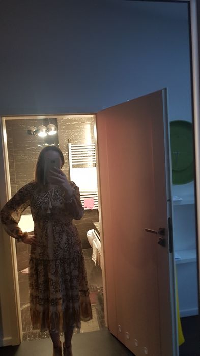 Beżowa sukienka z delikatnej tkaniny