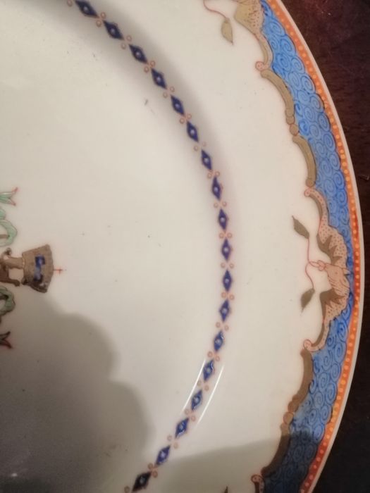 Prato com brasão pintado à mão