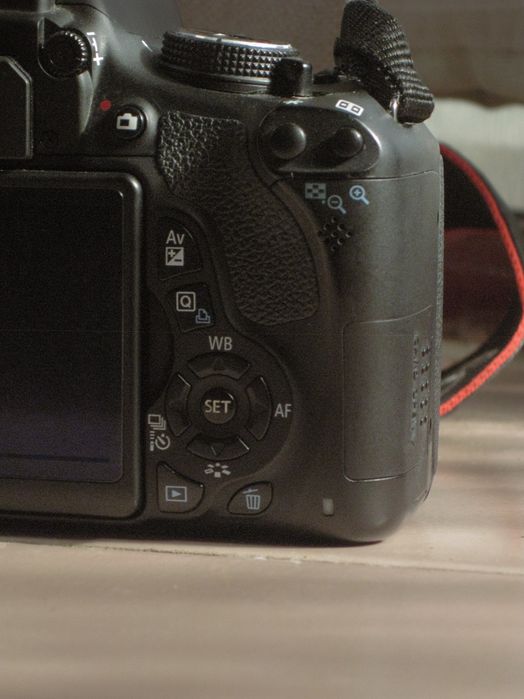 Canon eos 600D + objectiva EF-S 18-135mm f3.5-5.6 + carregadores