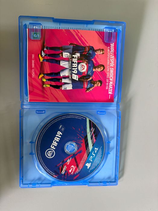PS4 + 2 pady + stacja dokująca + Fifa 19