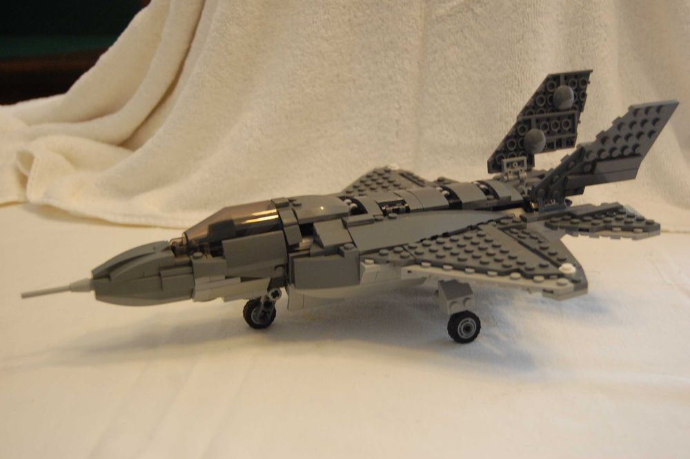 LEGO - 2 caças construídos com peças da Lego
