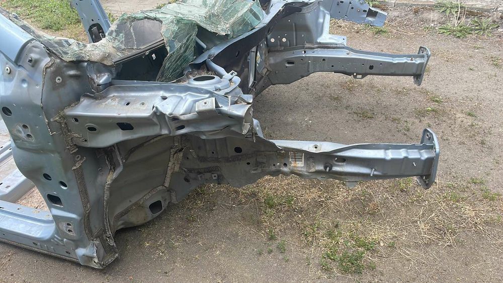 Продам четверти и крышу на Chrysler 200