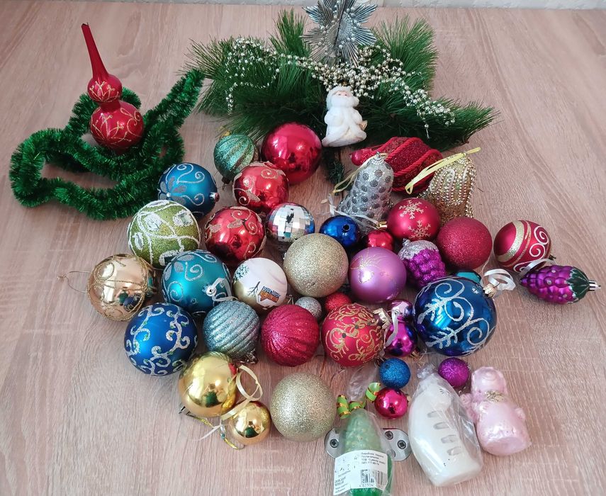 Новорічні іграшки, свічки, мішура. За все 200 грн