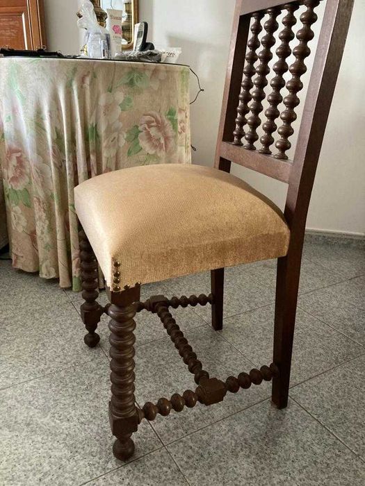 Conjunto cama, mesa de cabeceira (x2) e cadeiras (x2)