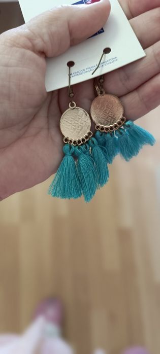 Brincos verde e dourado. 
Usados 
Bom estado