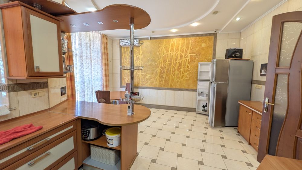 Розкішний будинок ,дослідна станція 10 соток, басейн, сауна, закрита вулиця