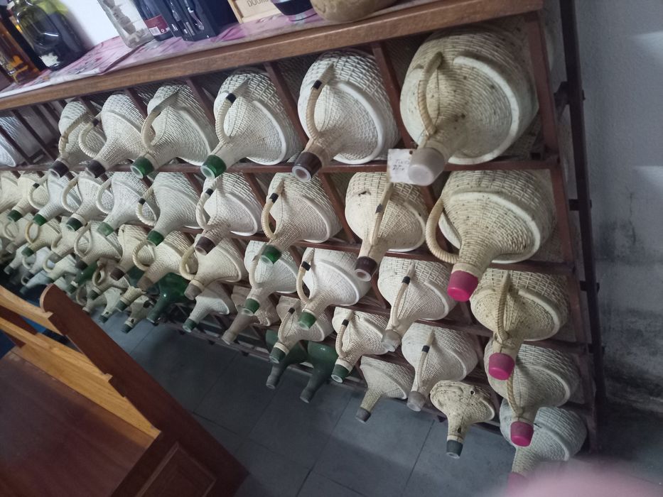 Porta garrafões / garrafeira / adega