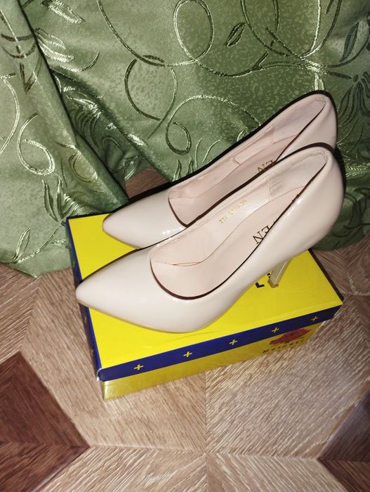 Туфлі на каблуку