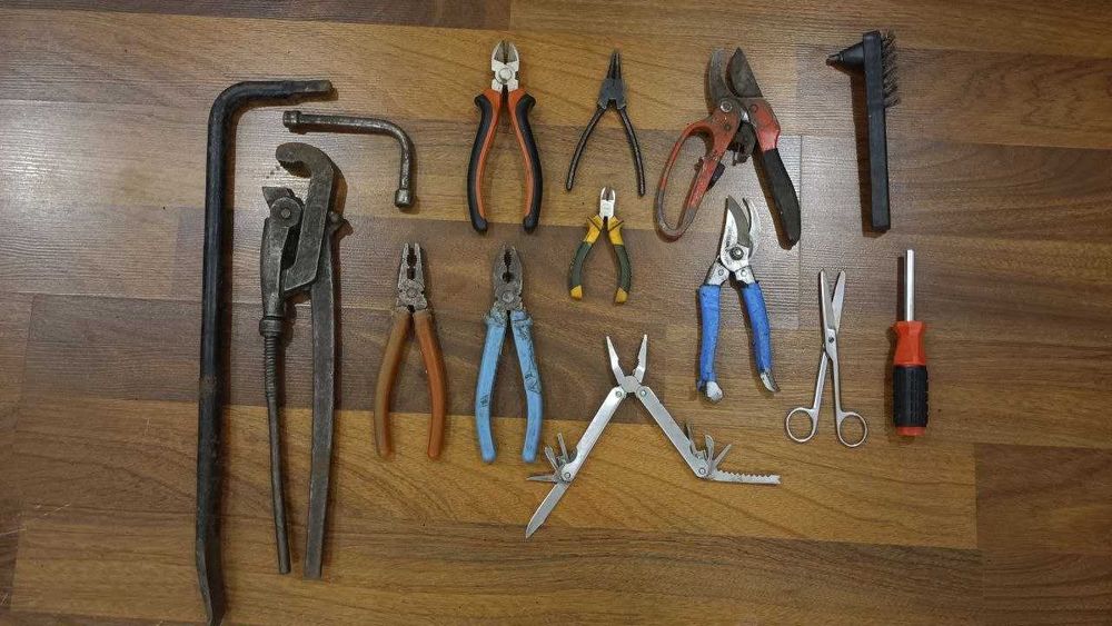 На вибірІ нструменти для дому: пласкогубці розвідний ключ ножиці щітка