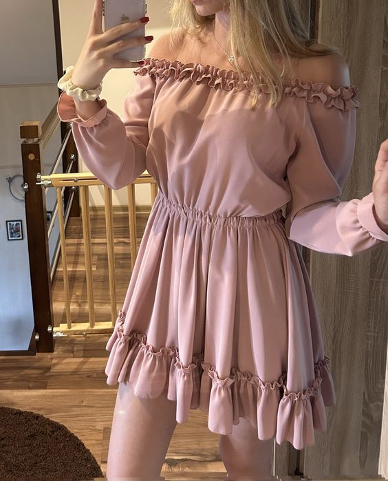 pudrowa rozowa sukienka