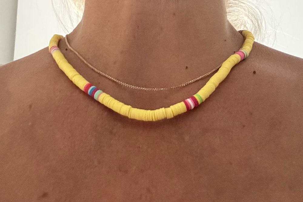 Colar amarelo de verão