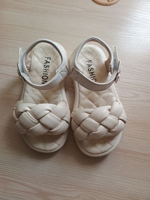 Босоніжки для дівчинки