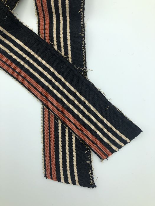 Ściągacz do kurtek/bluz czarny i beż 1,34 m. x 5 cm.