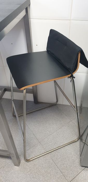 Mesa alta com 2 bancos