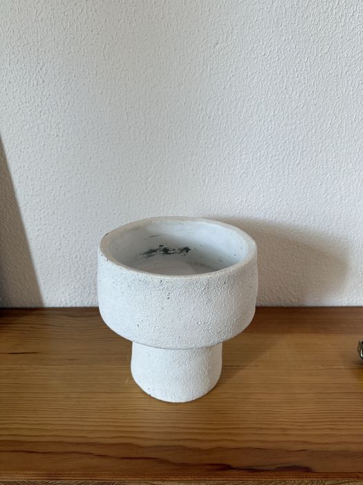 Vaso branco com acabamento tipo gesso, 18 cm de diâmetro e 19 cm de altura.