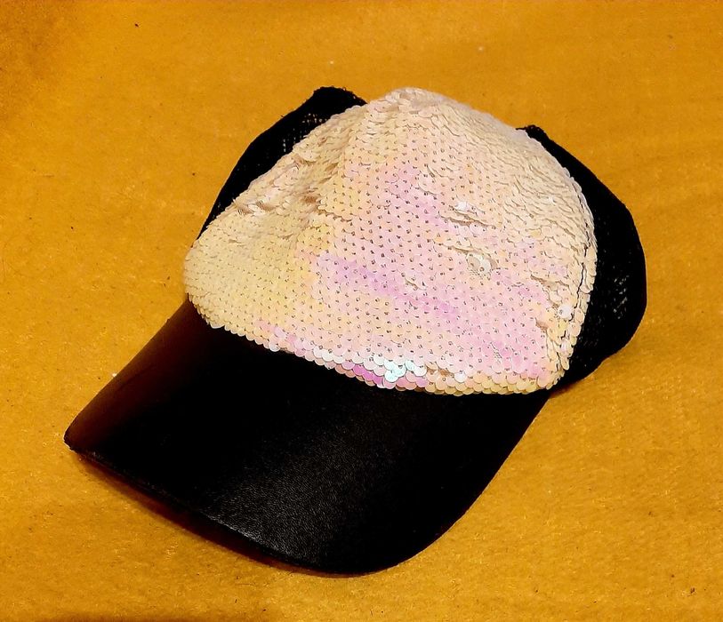 Czapka cekinowa z daszkiem