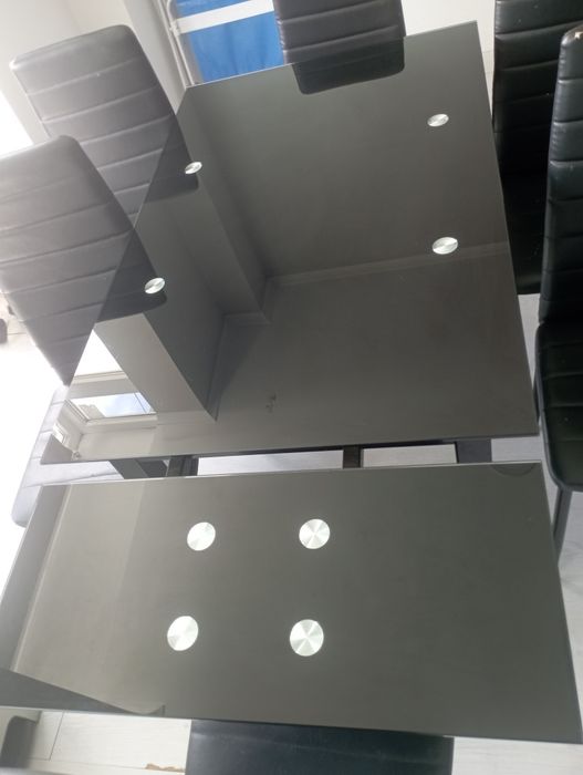 Mesa extensora nde vidro preta com 6 cadeiras ,seve para jantar ou sala de escritório