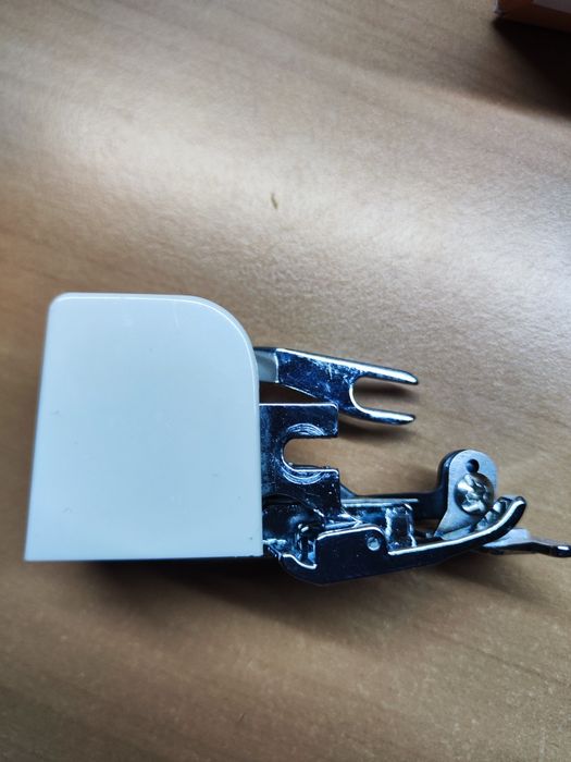 Продам оверлочну лапку з боковим ножем для обрізки краю CY-10