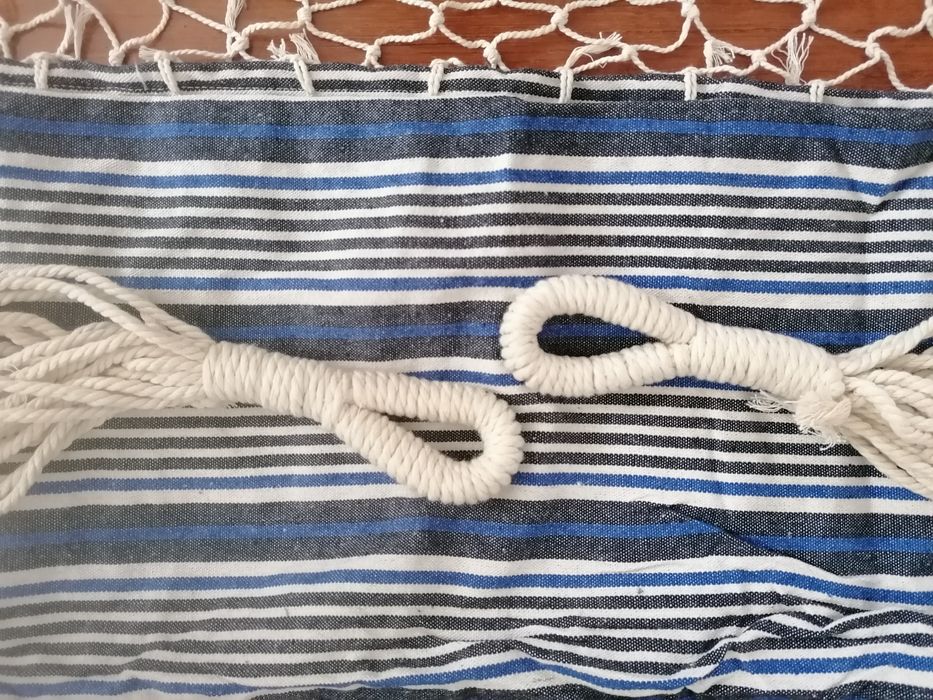 Cama de rede azul riscas