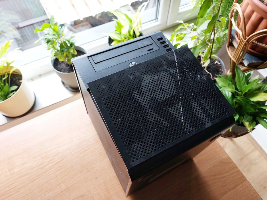 Serwer NAS HP ProLiant MicroServer N36L (na części)