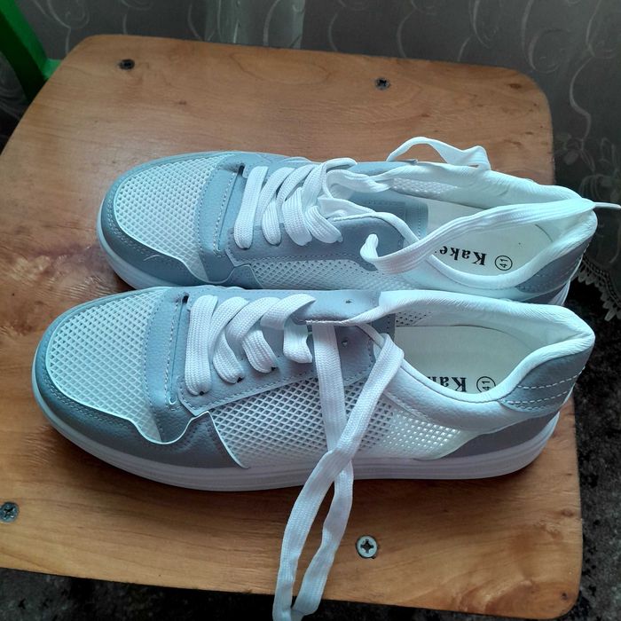Продам жіночі кросівки (нові)