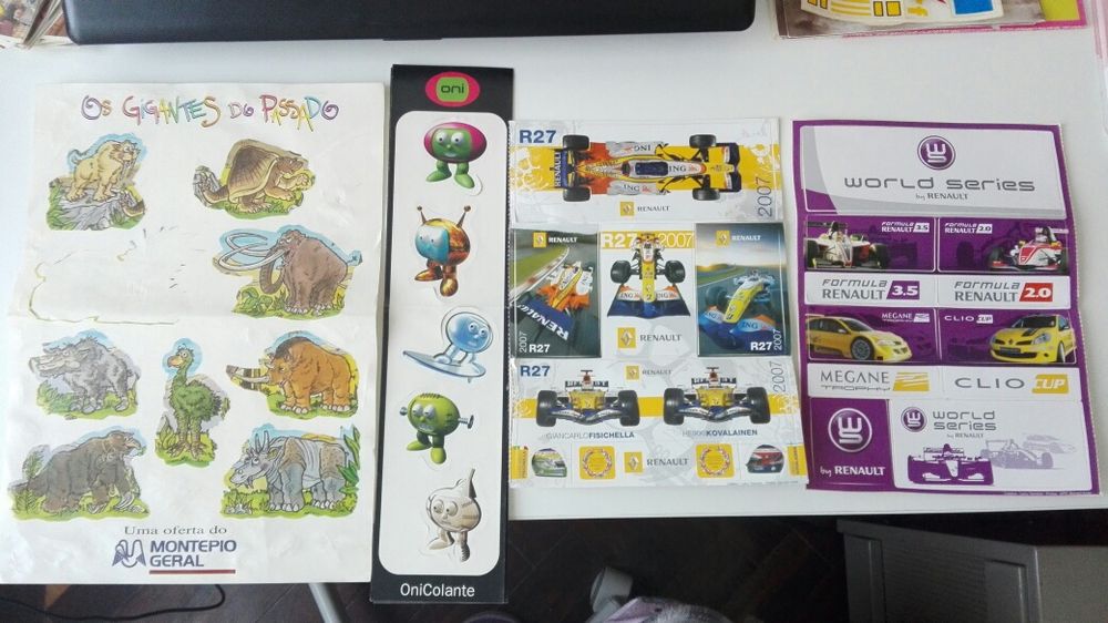 Autocolantes, cromos e brindes antigos
