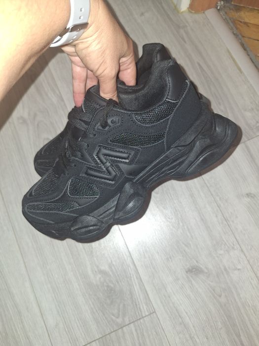 Czarne buty sportowe