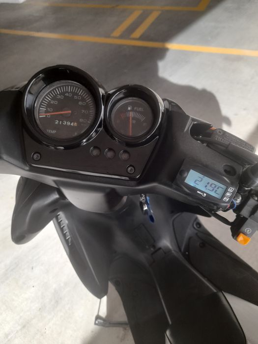 Yamaha aerox 50 carregada de material