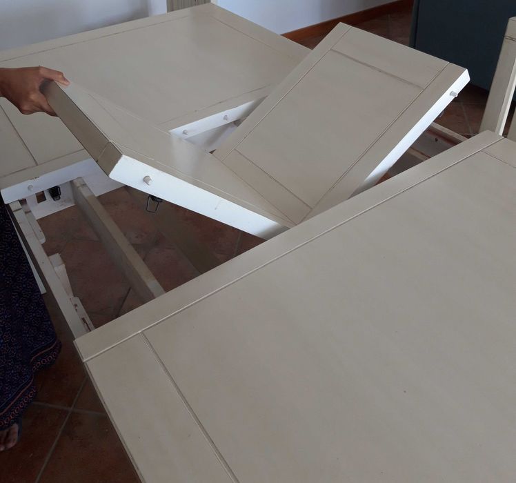 Mesa rústica e 6 cadeiras brancas