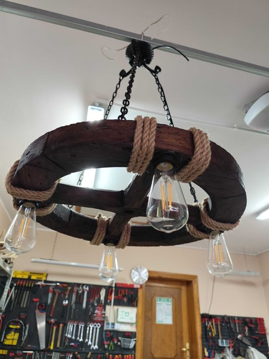 Lampa z koła drewnianego