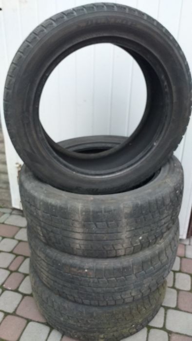 Продам резину Dunlop 225/55 R 18 зима.
