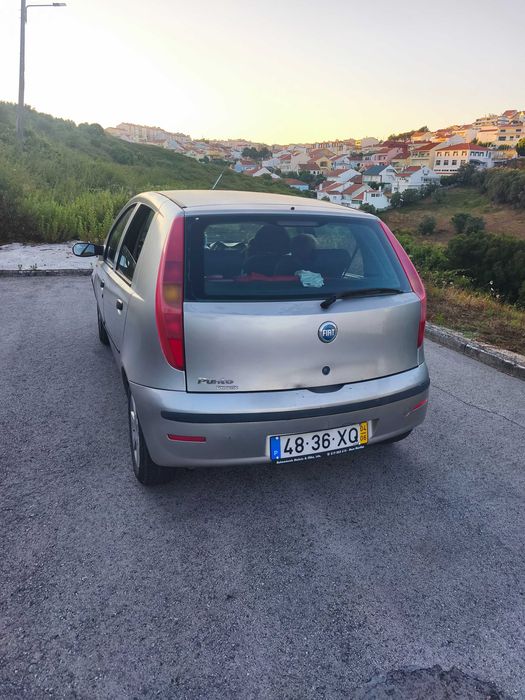 Fiat Punto 2004, Carro económico e confortável para o dia a dia. Encontra-se em bom estado geral, com 2 pneus novos.