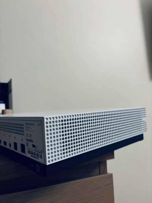 Xbox One S | 1TB | Inclui cabos e comando