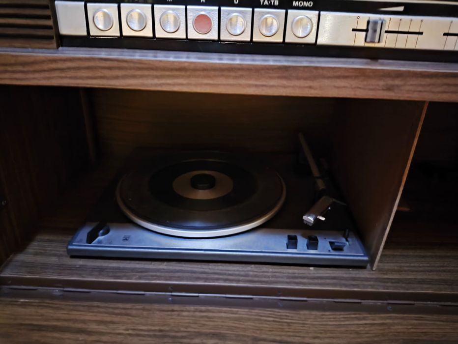 Móvel rádio e gira discos vintage