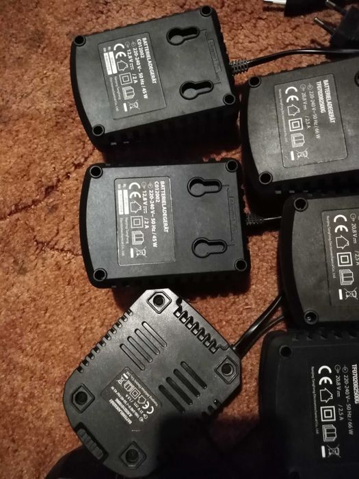 8 Ładowarek do baterii stan nieznany wszystko razem