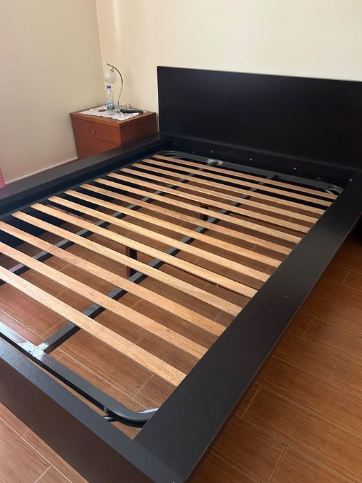 Cama preta com estrado