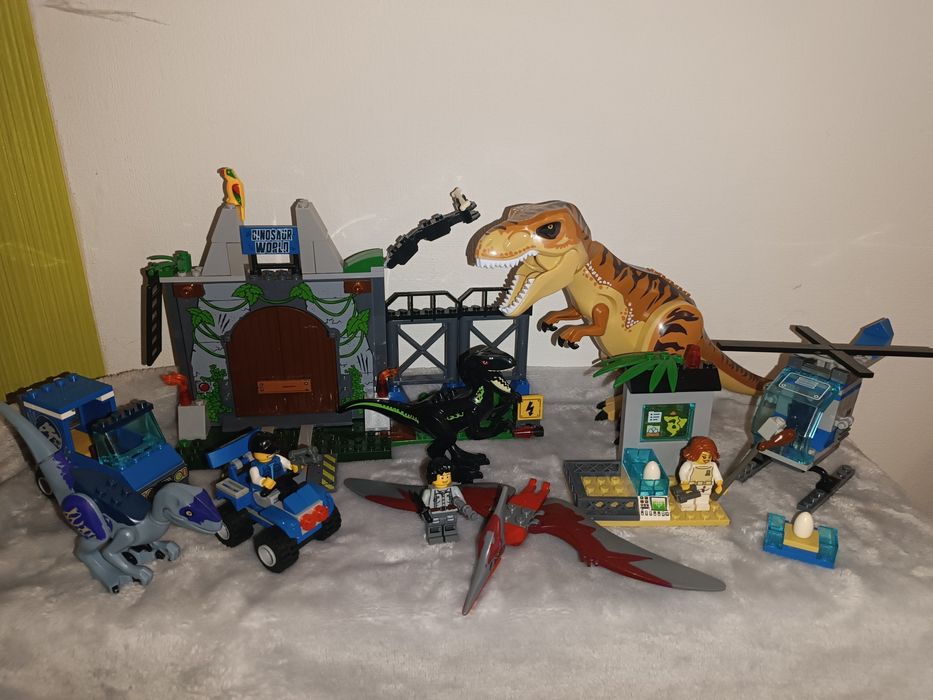 Lego Китай набор динозаврів,парк юрського періоду,база,машинки