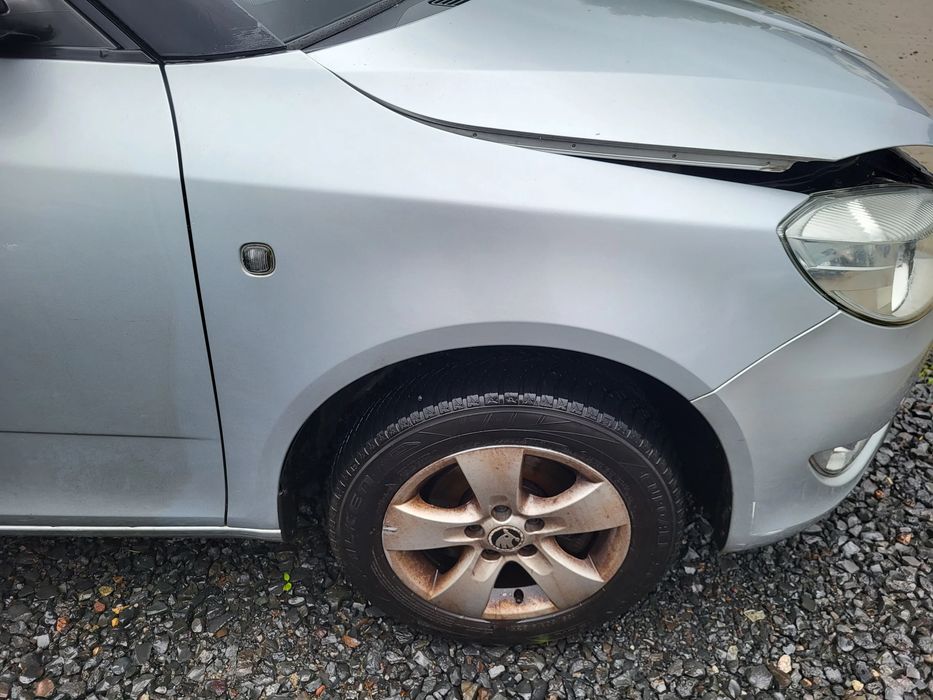 Skoda Fabia II HB Lift Błotnik Prawy Przedni LA7W 9156