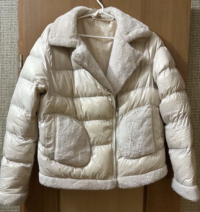 Куртка красивого молочного кольору