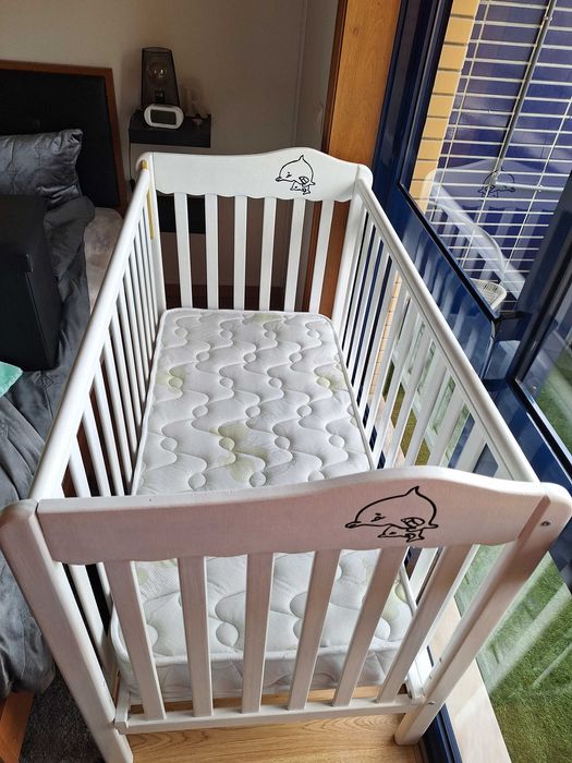 Cama e colchão para bebé