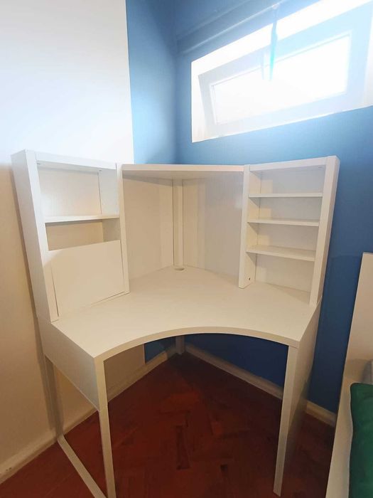 Secretária de canto Micke IKEA branca — espaçosa, ideal para home office