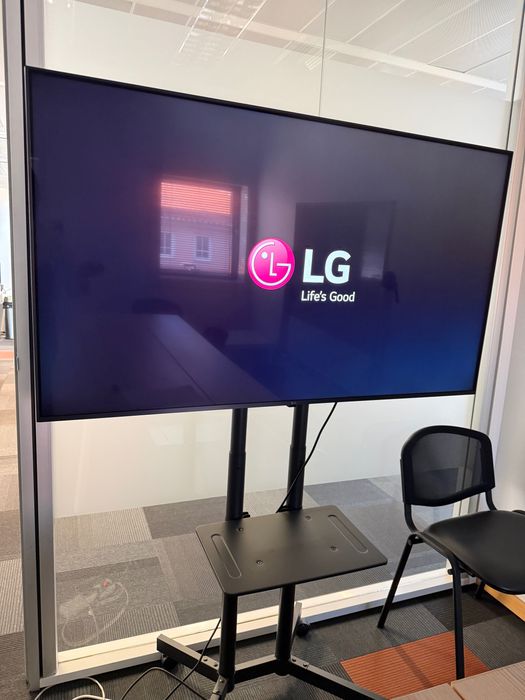 Ecrã Profissional LG 55” 4K UHD + Suporte Móvel