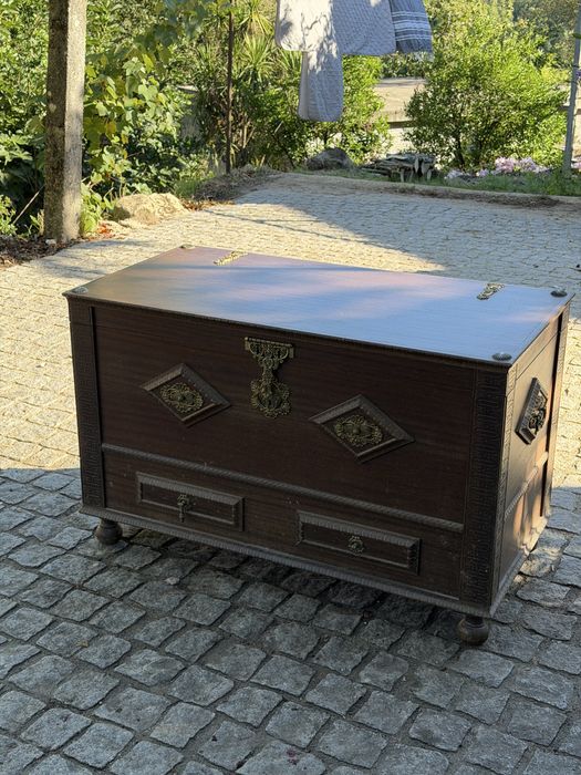Bau de madeira rustico antigo com ferragens em bronze