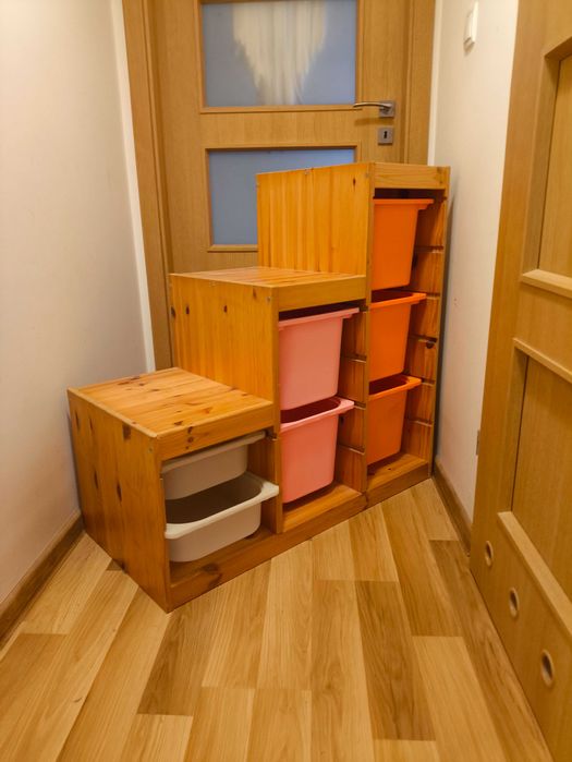 Regał Trofast Ikea z pojemnikami