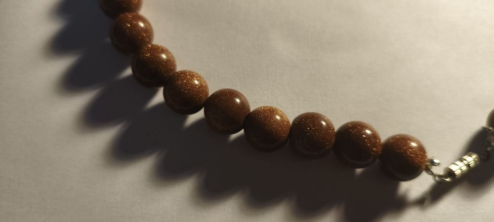 Naszyjnik piasek pustyni Goldstone – kule 10 mm – 41 cm