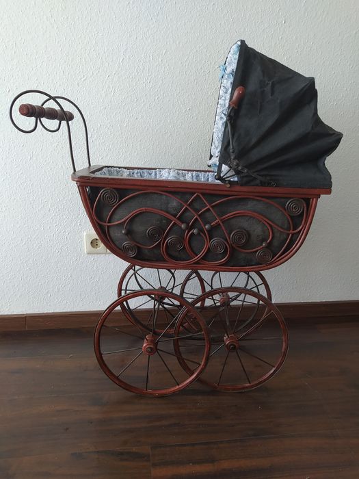 Декоративная коляска для кукол