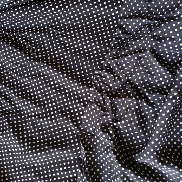 Цвет - черный, принт горошек.