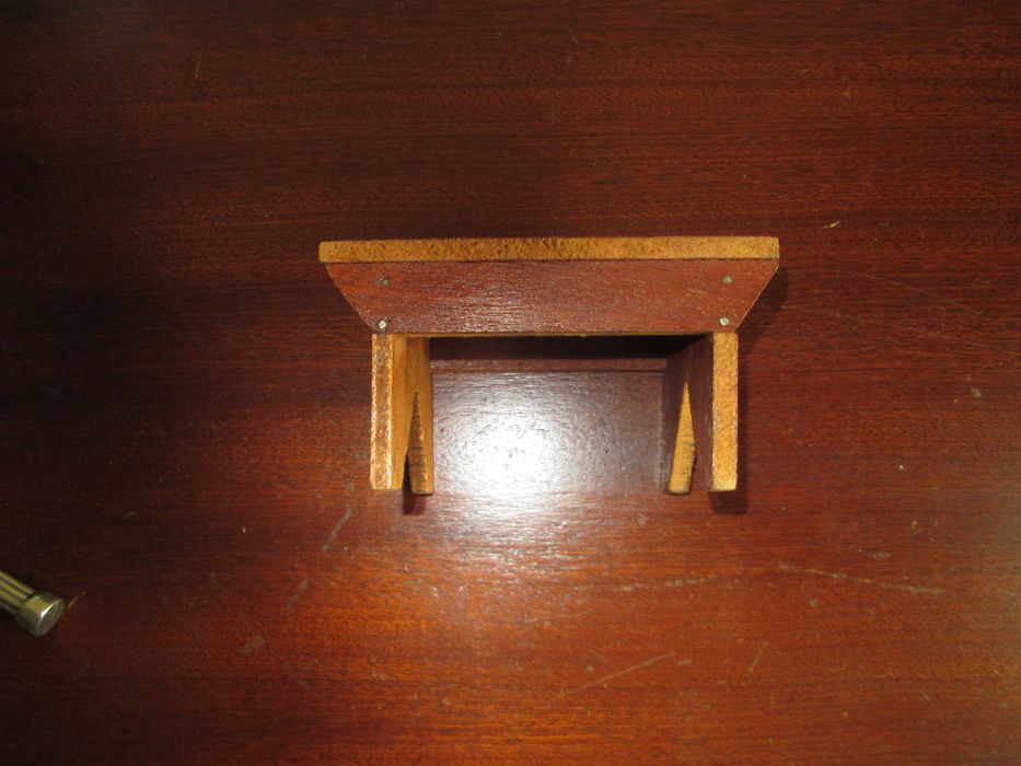 3 estatuetas,  mini banco e 2 facas abre cartas